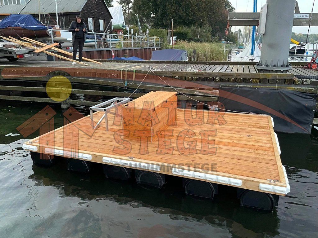 D.06. Schwimmsteg Modul 4m x 3m mit Holzbelag und Holzkiste